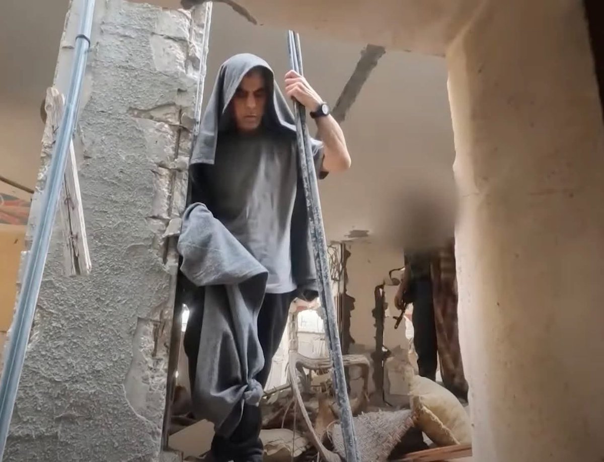 ظنوها عصا، فإذا هي حية تسعى، ظنوها عصا، فإذا هي ثعبانٌ مبين، ظنوها عصا، فإذا هي تفلق البحر نصفين، كل فرق كالطود العظيم، ظنوها عصا، فإذا هي تلقف ما يأفكون، ظنوها عصا، فإذا هي تفجر اثنتي عشرة عينا قد علم كل أناس -وسيعلمون- مشربهم، ظنوها عصا، فإذا هي عود ثقاب، يحرق الحارق، ويقلب