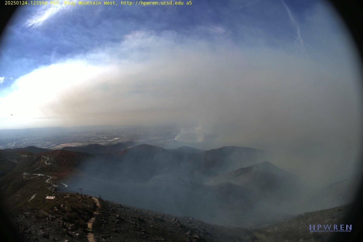 CAWildfiretrack's tweet image. #Border2Fire Update:

The fire was recently mapped at 5389.4 acres by CAL FIRE and is now 10% contained.

Last night, the fire progressed downhill to the north, towards Otay Lakes Rd. So far is appears that road is holding. The fire continues to move on its flanks, east and west.