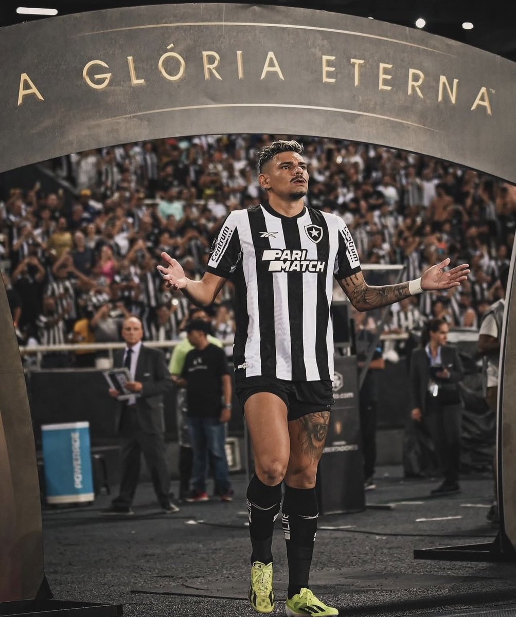 futtmais's tweet photo. Ser ídolo, segundo o dicionário, é ser espelho, admirado, respeitado, um símbolo, um marco.

Tiquinho Soares fez de sua história no Brasil, a motivação que ele e o Botafogo precisavam, virar um elo para sempre.

Nordestino, cabra da peste, filho do bill, batalhador, nada veio fácil, mas sempre foi o orgulho do Senhor Soares, seu pai. 

Inclusive, foi ele que pediu ao filho para voltar ao Brasil, para ficar perto da família, para ver o filho em grandes estádios e torcer mais perto de casa. 

Eis que Soares, vê seu filho, o orgulhar ainda mais. 

Em sua história no Glorioso, os capítulos foram os mais cruéis e também felizes que um atleta pode ter. 

Daquele típico livro sensacional de top mais vendidos, daquele filme recorde de bilheteria.. aquele, escrito por Deus nos mínimos detalhes. 

Tiquinho, o Senhor Soares infelizmente, não pode ver o filho conquistando tudo em 2024, mas não tenho dúvidas que do céu, está sorrindo vendo o exemplo que o filho se tornou no Botafogo. 

Amado pela criançada, respeitado pela velha guarda e admirado por todos no clube e por sua torcida. 

Depois de fazer história no time mais tradicional, no time de Garrincha, vai viver novos ares no time do Rei Pelé.

Uma história de desafios, muito bem vivida, conquistada e marcada. Como os grandes contos pedem em suas obras.

O dia no Estádio Nilton Santos vai raiar como sempre raiou. Mas calma, tem uma diferença…  Sempre com ele na cabeça, o 9 que fez seu povo voltar a sonhar. 

A continuação do sonho do Senhor Soares. 
O dia voltará a raiar na Vila Belmiro.