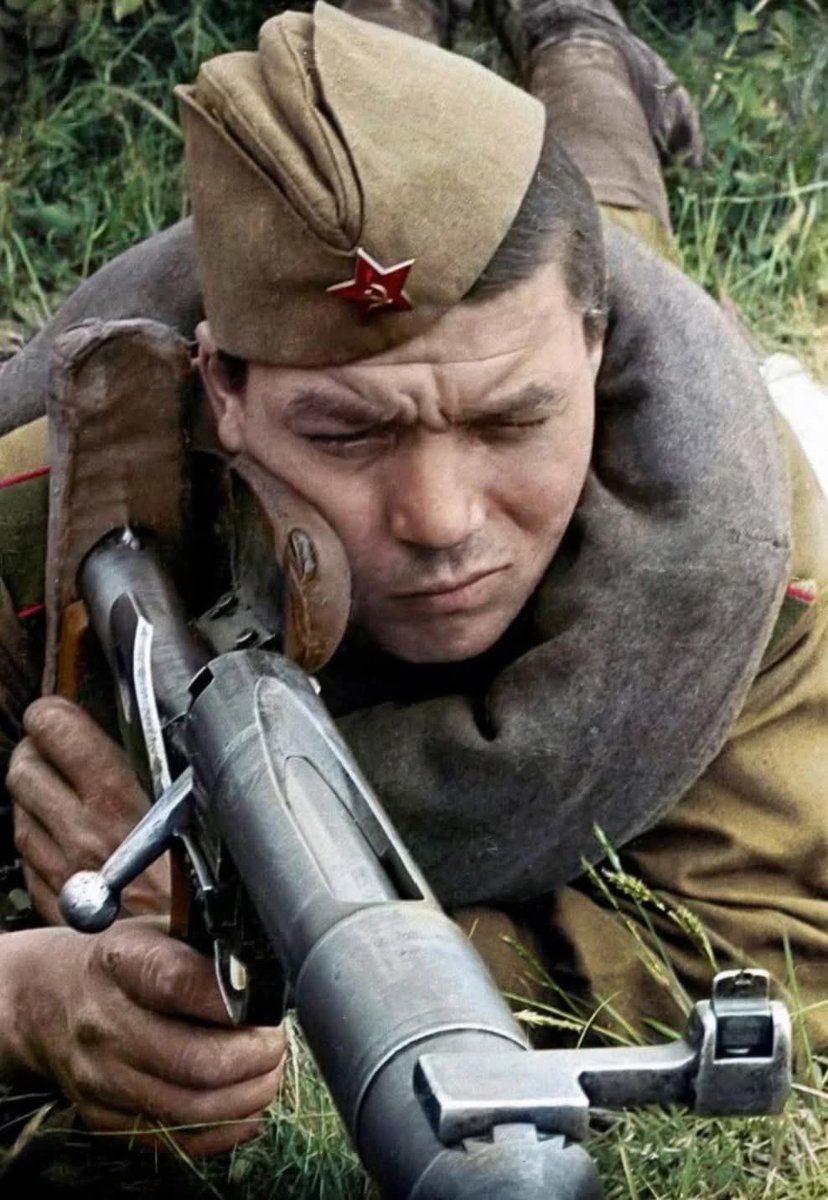 SovyetTarihi's tweet photo. Kalinin Cephesi'nde PTRD-41 tanksavar tüfeğiyle bir Sovyet askeri, 1942 https://t.co/A2e01r7wUg