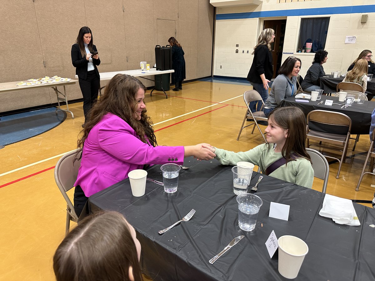 RVSDPanthers's tweet image. Thank you to Kelsey Pilotta from @IUPCPDC for leading an etiquette lunch with our elementary Athena Clubs! 🌟 And special thanks to the RV Cantina, Rising Educators, parent volunteers &amp;amp; advisors for making this event a success! 👏

@RVSDSuper @RVSDBES @SbgPrincipal