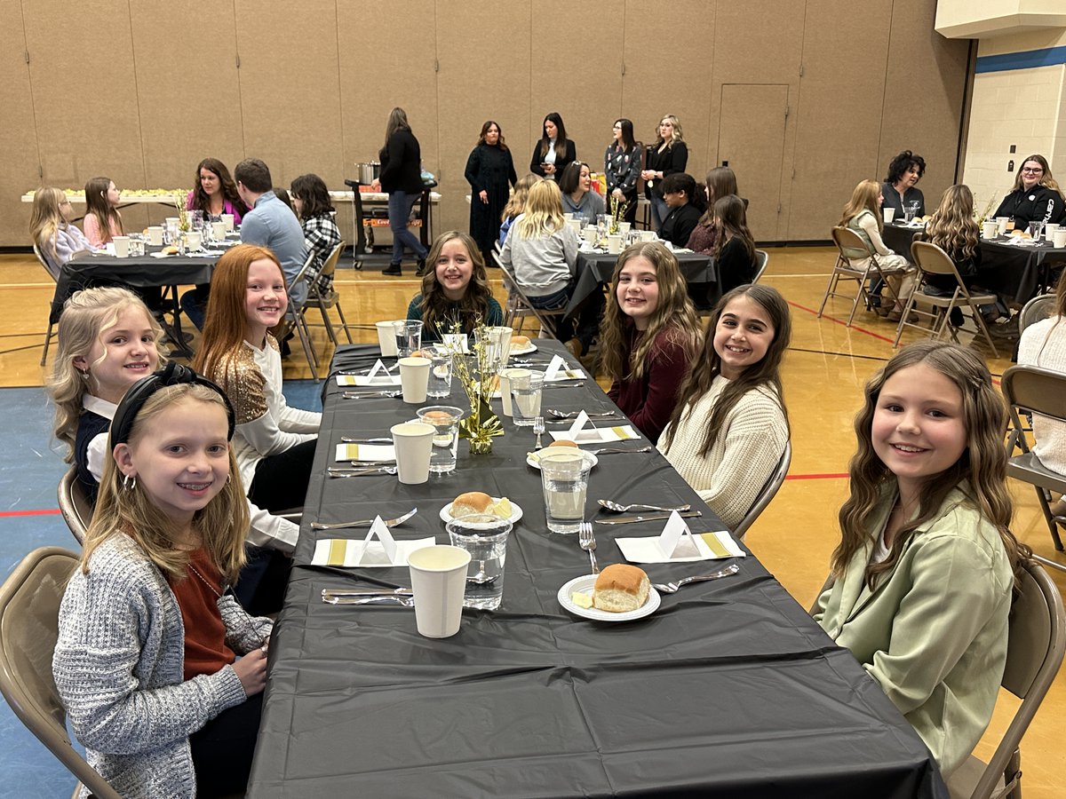 RVSDPanthers's tweet image. Thank you to Kelsey Pilotta from @IUPCPDC for leading an etiquette lunch with our elementary Athena Clubs! 🌟 And special thanks to the RV Cantina, Rising Educators, parent volunteers &amp;amp; advisors for making this event a success! 👏

@RVSDSuper @RVSDBES @SbgPrincipal