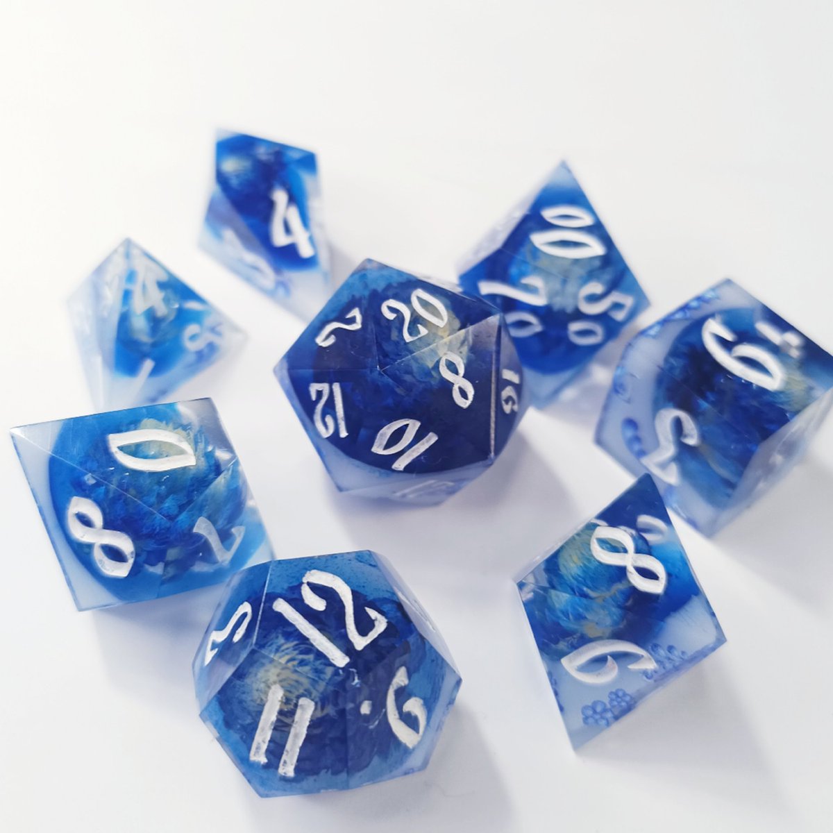 В честь моего скорого дня рождения у меня тут дайсопродажа. Все денежки пойдут в фонд празднования дня рождения и на всякие нужные для дайсов штуки.
Цены указаны со скидками
Гжель 5200 р