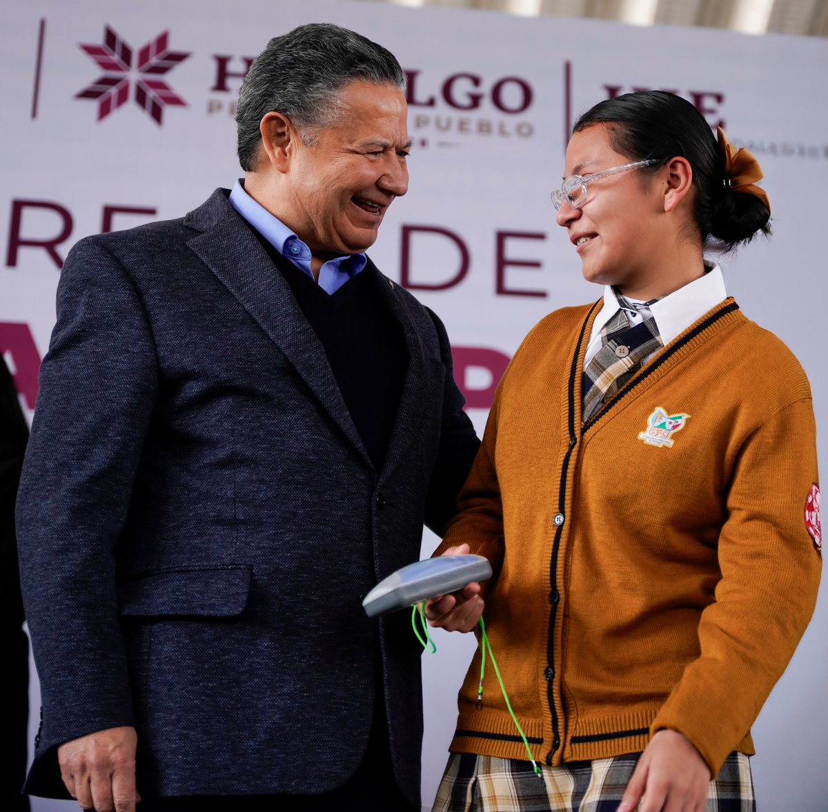 juliomenchaca_'s tweet photo. Una visión clara no solo garantiza salud, sino que también permite un óptimo desempeño escolar.

Asistimos a la entrega de lentes del Programa "@verbienMX para Aprender Mejor", brindando a las y los estudiantes una herramienta esencial para su desarrollo.

En #Hidalgo, los apoyos llegan a quienes más lo necesitan.

#PrimeroElPueblo