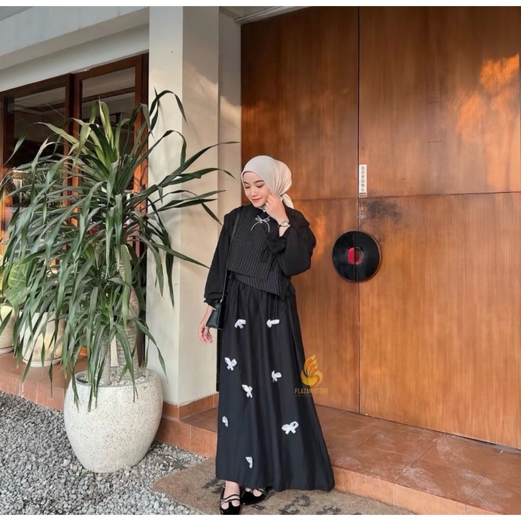 Diankp22's tweet photo. Koleksi rok cantik 🥰 
Cocok banget nih buat yang suka style cewe kue 🤍

Kepoin disini nih 👇🏻

📎 https://t.co/gX6ROvY3Gk 

#fypfoto #rokcantik #murah #cewecantik #ootdfashion #ootd #ootdhijab https://t.co/96nH3AYKP9