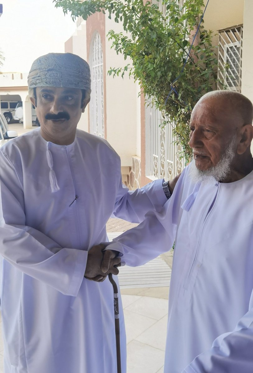 تسليماً بقضاءالله وقدره تلقيت نبأ وفاةالمغفور له بإذن الله العميدالركن(متقاعد) الشيخ محمد بن سعيد الرقيشي والد أخونا العزيز العقيدركن(متقاعد) زهران بن محمد الرقيشي بعد حياه قضاها خدمةًلوطنه وولاءً لسلطانه ومَوَدَّة وتعاوناً مع مجتمعه
عَظّم الله الأجر وأحسن العزاء لعموم الرقيشيين