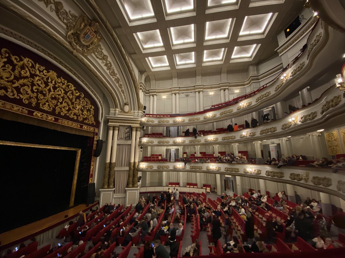 AlexCostasVila's tweet photo. #Vigo | O Teatro García Barbón, ou antigo Teatro Rosalía de Castro, é unha obra de arte en si mesmo. Impresionante! https://t.co/oBLlxT0qtv