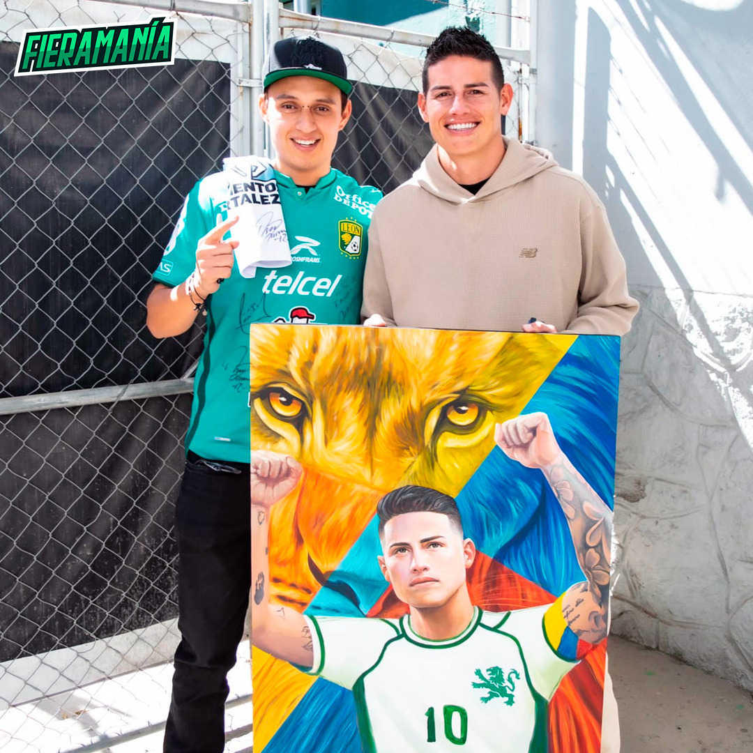 FieramaniaMX's tweet photo. 🇨🇴 James Rodríguez recibió el cuadro que un aficionado del Club León le pintó. #Fieramanía 

📷 Carlos Quiroz https://t.co/NqCNZOYj0Z