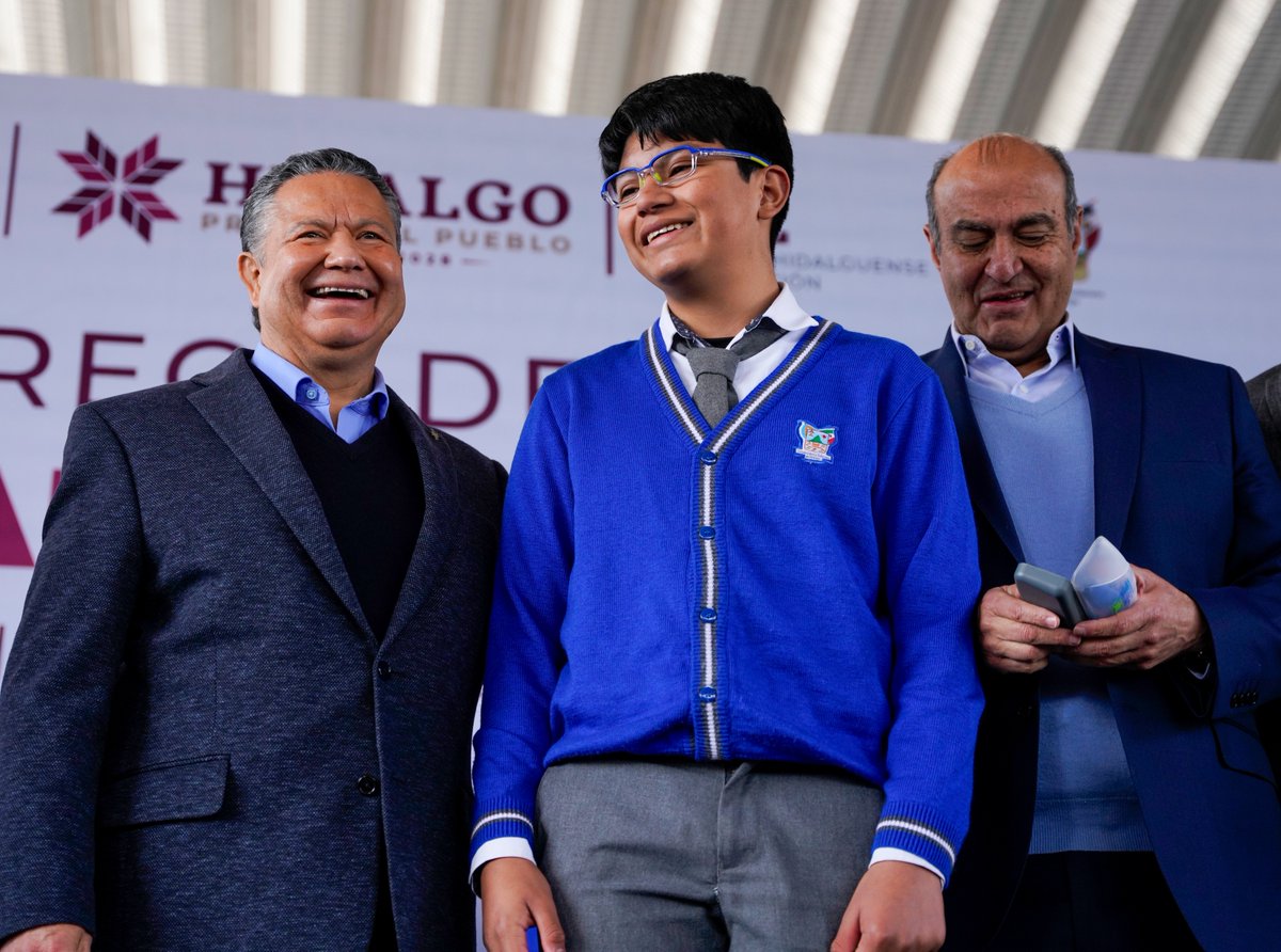 juliomenchaca_'s tweet photo. Una visión clara no solo garantiza salud, sino que también permite un óptimo desempeño escolar.

Asistimos a la entrega de lentes del Programa "@verbienMX para Aprender Mejor", brindando a las y los estudiantes una herramienta esencial para su desarrollo.

En #Hidalgo, los apoyos llegan a quienes más lo necesitan.

#PrimeroElPueblo