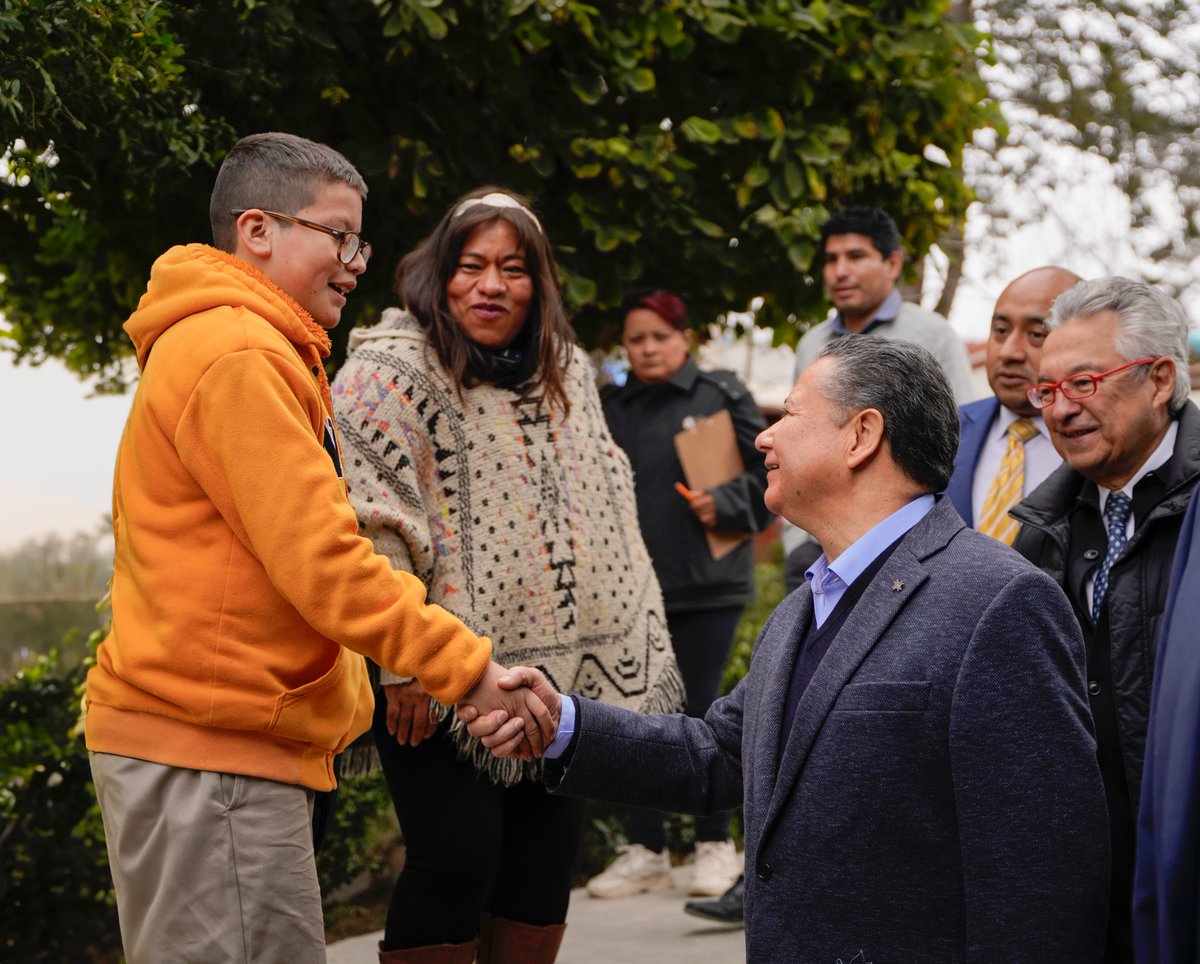 juliomenchaca_'s tweet photo. Una visión clara no solo garantiza salud, sino que también permite un óptimo desempeño escolar.

Asistimos a la entrega de lentes del Programa "@verbienMX para Aprender Mejor", brindando a las y los estudiantes una herramienta esencial para su desarrollo.

En #Hidalgo, los apoyos llegan a quienes más lo necesitan.

#PrimeroElPueblo