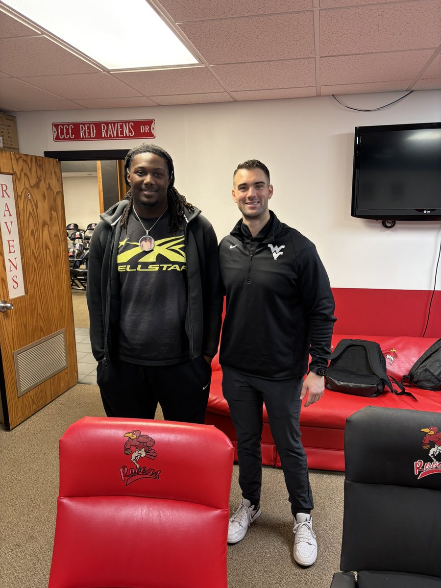 DaJyQuwan's tweet photo. Had the honor of meeting a coach from @WVUfootball today! Grateful for the opportunity and excited to keep pushing forward. Looking forward to what’s next! @n_parrott478 #FORMOM #FORDAD #FORCHANCE #NextLevel #D1Dreams #Blessed #JUCOPRODUCT https://t.co/e6pp6BpBuh