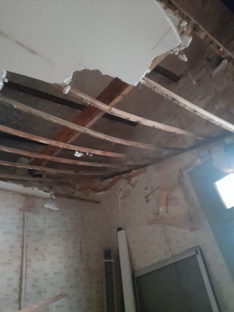 LucianaBertoia's tweet photo. SITIOS DE MEMORIA

Otro juez le pide explicaciones al secretario de DDHH Alberto Baños.

Fue Julián Ercolini, que quiere saber si hizo algo para reparar el techo que se cayó en Automotores Orletti. La mampostería quedó colgando de un cable y hay riesgo de incendio. https://t.co/qyA9wtuFdH