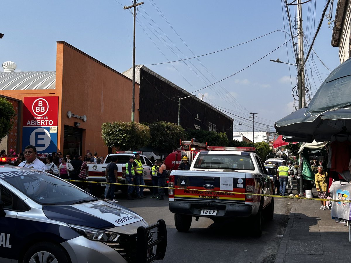 impactoactomed's tweet photo. #AlMomento Cierre parcial en Av. Morelos, en #Cuernavaca, a la altura de Woolworth, se encuentra acordonada la zona por la Guardia Nacional y personal de Protección Civil. https://t.co/KT1Ut2LLMj