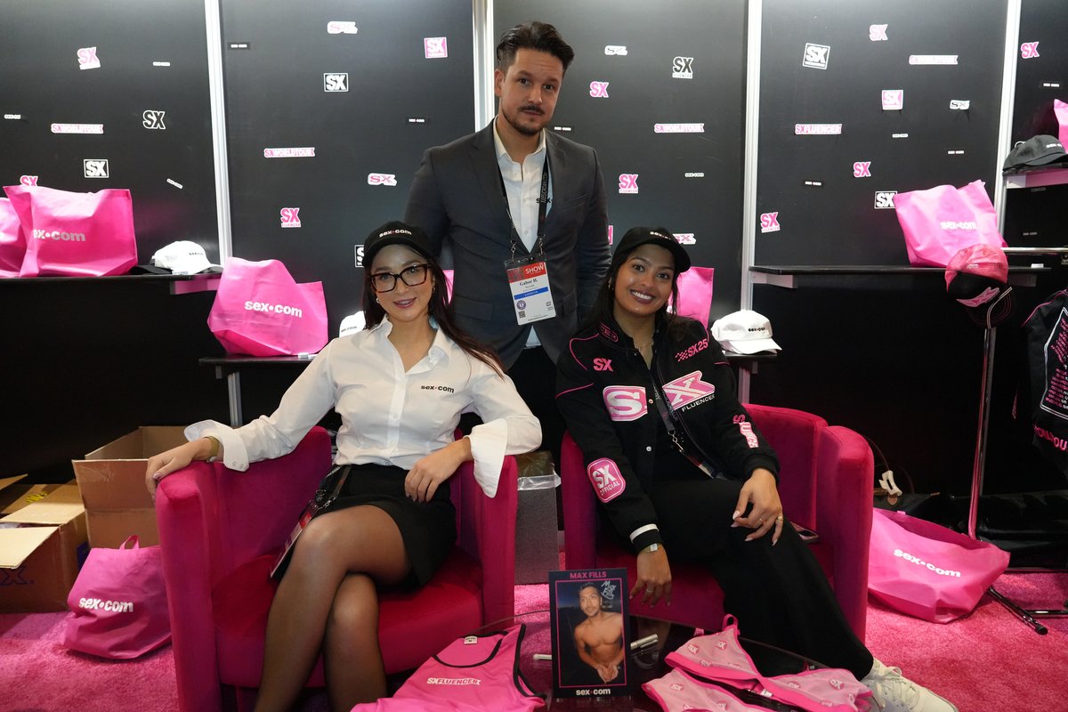 Fantasies Come True as Fans Old and New Flock to AEE on Thursday ow.ly/PrnS50UMU4H <a href="/AEexpo/">AVN Expo</a>