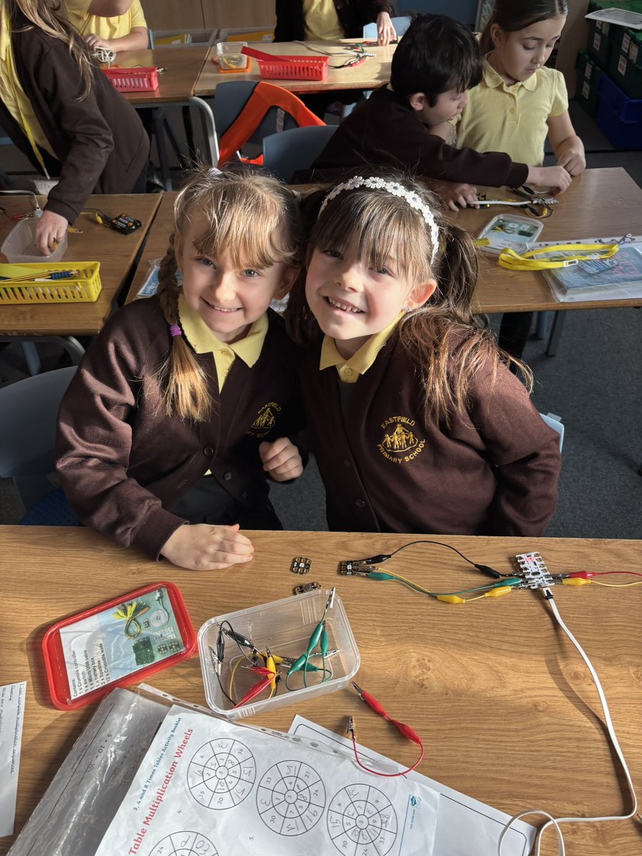 EastfieldPSHull's tweet image. 3EO assembling their crumble kits today in computing #eps3EO #epscomputing 💻😌