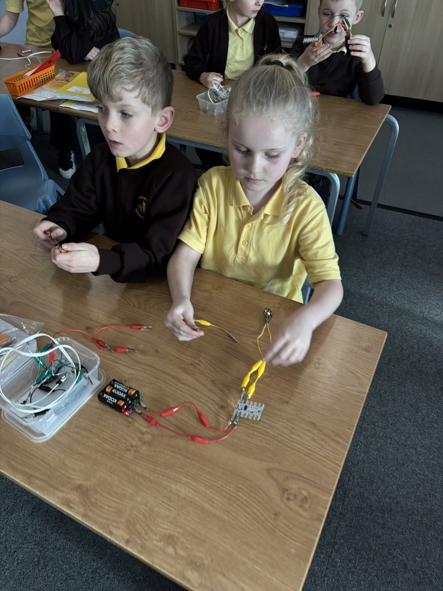 EastfieldPSHull's tweet image. 3EO assembling their crumble kits today in computing #eps3EO #epscomputing 💻😌