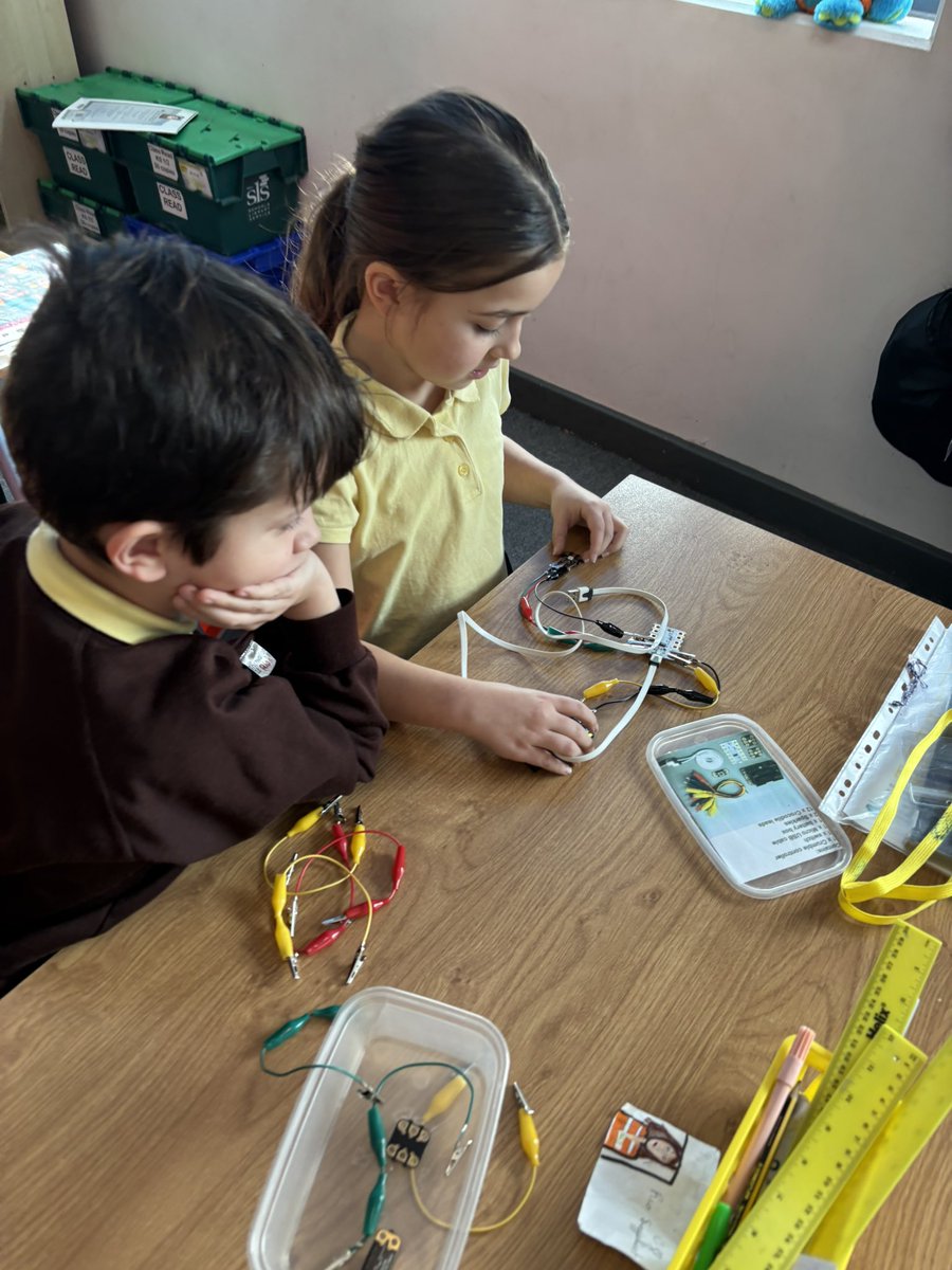 EastfieldPSHull's tweet image. 3EO assembling their crumble kits today in computing #eps3EO #epscomputing 💻😌