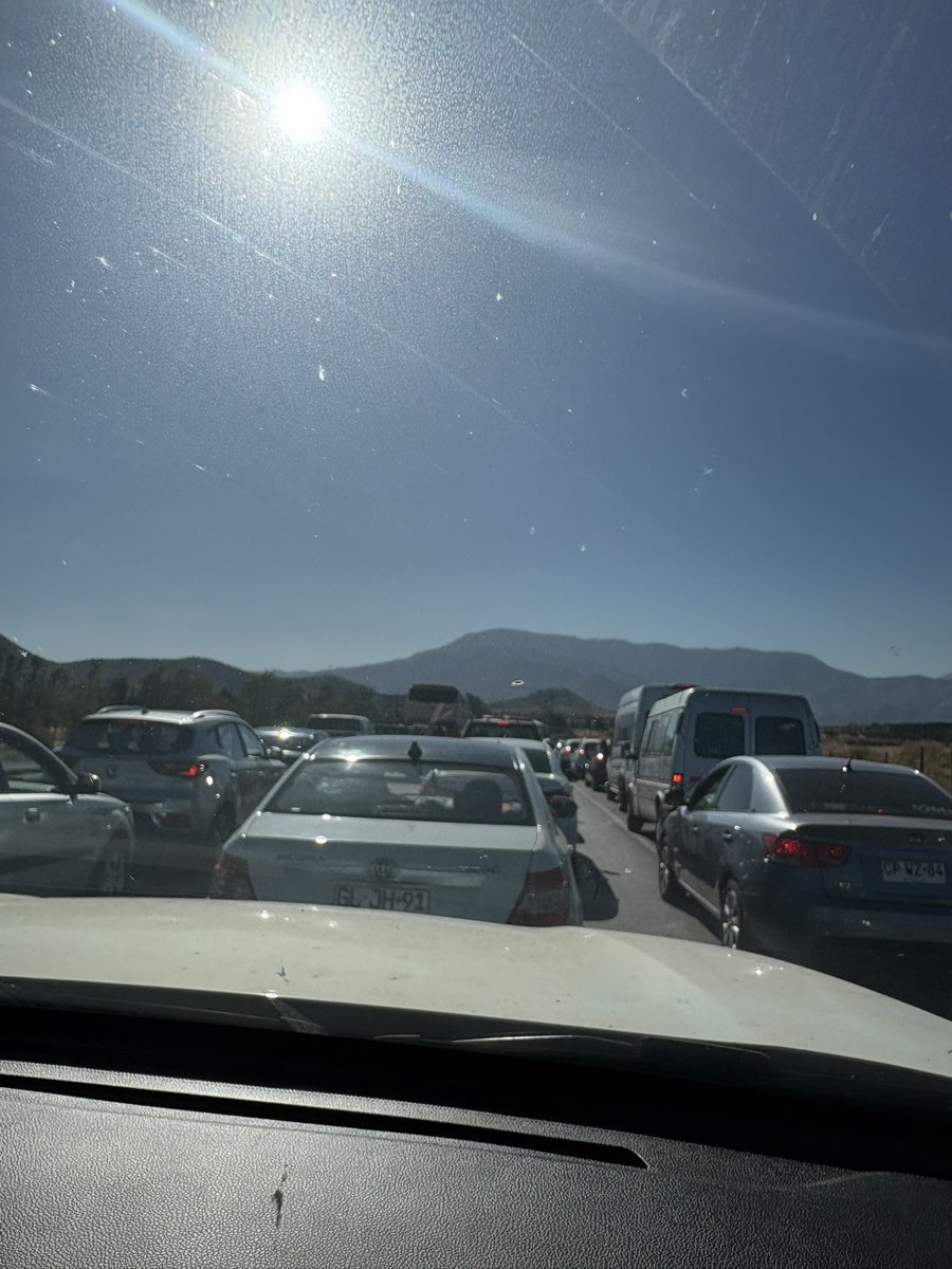 BarbaraEi3's tweet photo. No viajen por la ruta 68, llevamos más de una hora detenidos sin avanzar. Estamos  a todo sol y se desconoce el por qué la ruta está cerrada. Si van a Valparaíso/Viña recomiendo buscar otras rutas https://t.co/0Rjv3W8yHc