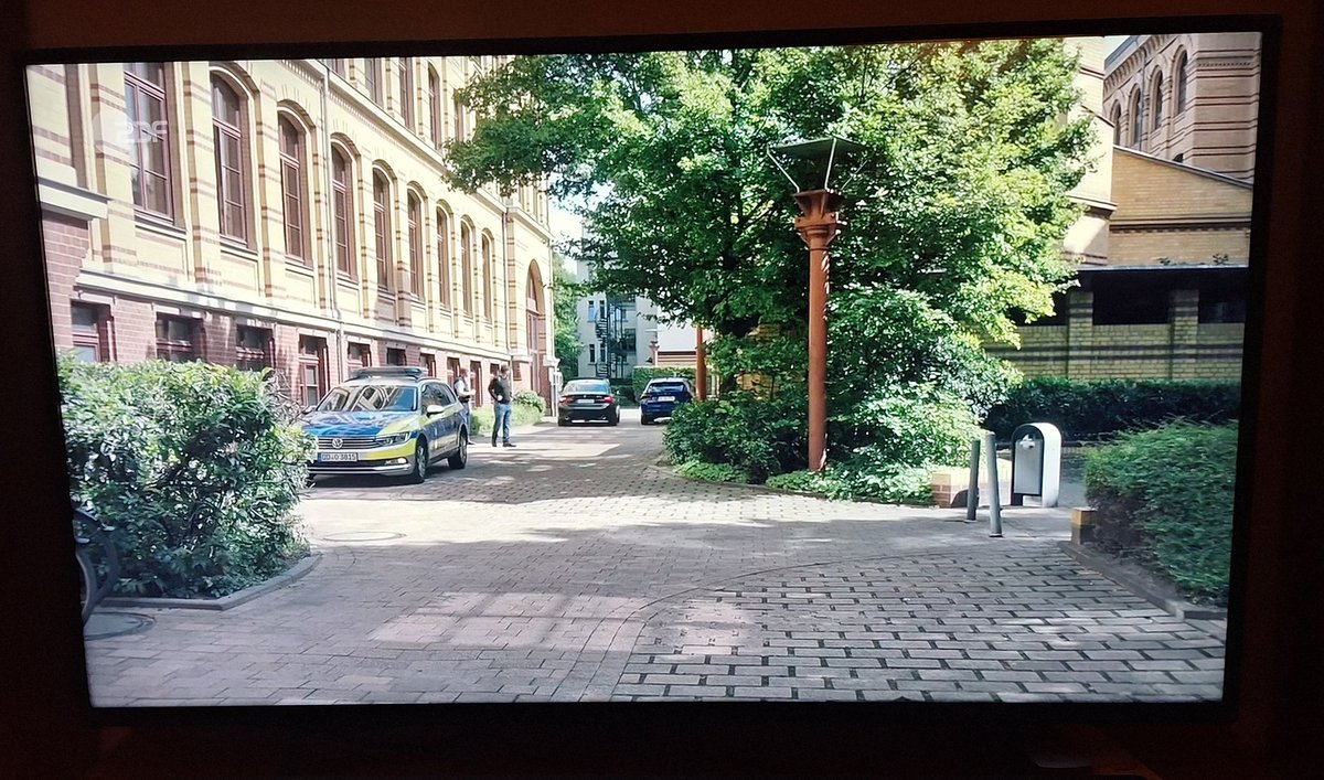 lvzboulevard's tweet photo. Wenn die Kommisare der "Soko Leipzig" (ZDF) zum Einsatz fahren... Diese Szene spielt im Innenhof #Reclam-Carree in #Leipzig. Ehemals Verlagsgebäude des Reclam-Verlags in der Inselstraße/Ecke Kreuzstraße. Heute Sitz der #UFA #Leipzig. https://t.co/JwAHavmdjK