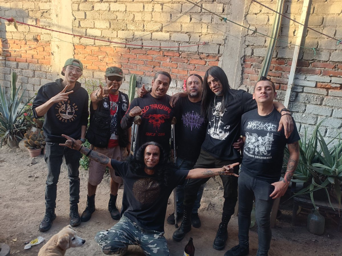 Chingona la visita inesperada de estos tazos obscuros 🤟😎🎸🍻