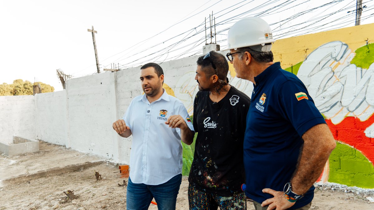 CompiBolivar's tweet image. 👉🏻 El #Compi llega a las faldas de la Popa, sector Palestina, para conocer los avances del espacio de integración social, cultural, educativo y emprendimiento comunitario. Desde ahí dimos la bienvenida a Marion Ve,nuevo embajador , quién plasmó su talento dos coloridos murales.