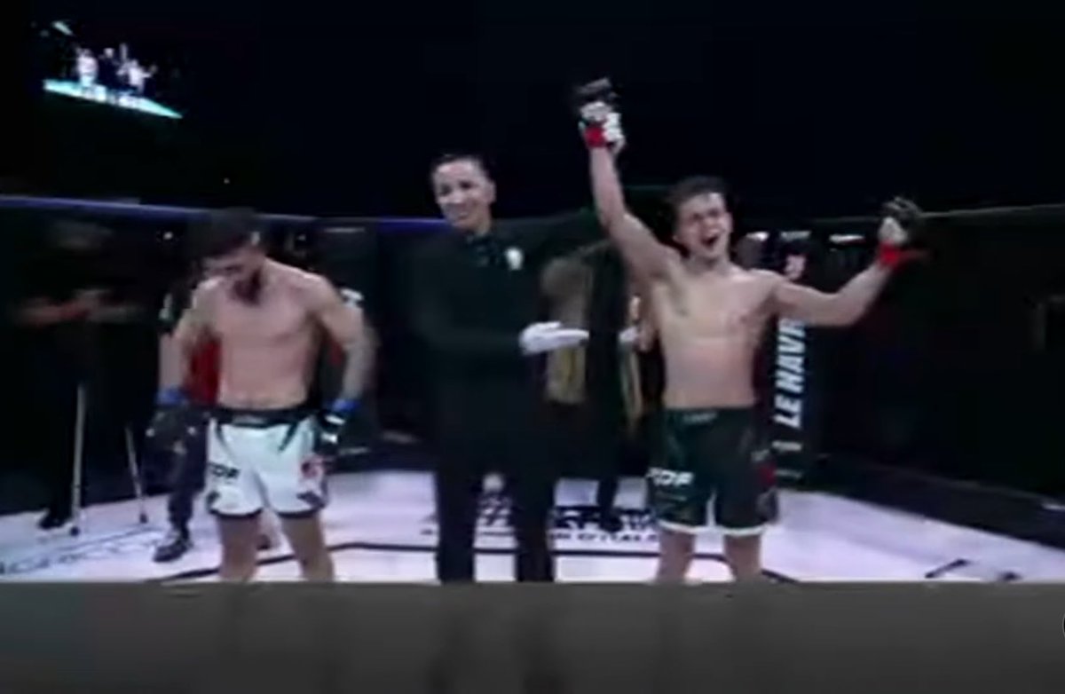 MMAPropagande's tweet photo. Giovanni Helias 🇫🇷 (2-1) s’impose par décision unanime contre David Agoian 🇬🇪 (1-1)

#KOF13 https://t.co/Z7JsNMurhM