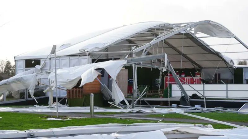 UKhottopics's tweet photo. One dead and more than a million without power in Storm Éowyn

#UKNOW #trend #Trending #Newsnight #StormEowyn #STORM https://t.co/lhiztEmzcP