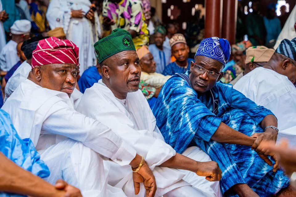Sen_AdeolaYAYI's tweet photo. I joined the Speaker of HoR, Rt. Hon. Tajudeen Abbass, Rt. Hon @femigbaja, the COS President, Ogun State Governor, @DapoAbiodunCON and other top parliamentarians to pay last respect for late Hon. Adewunmi Oriyomi Onanuga, the Deputy Chief Whip of the HoR at her Salat- Al-Janazah. https://t.co/q27sRgDr9N