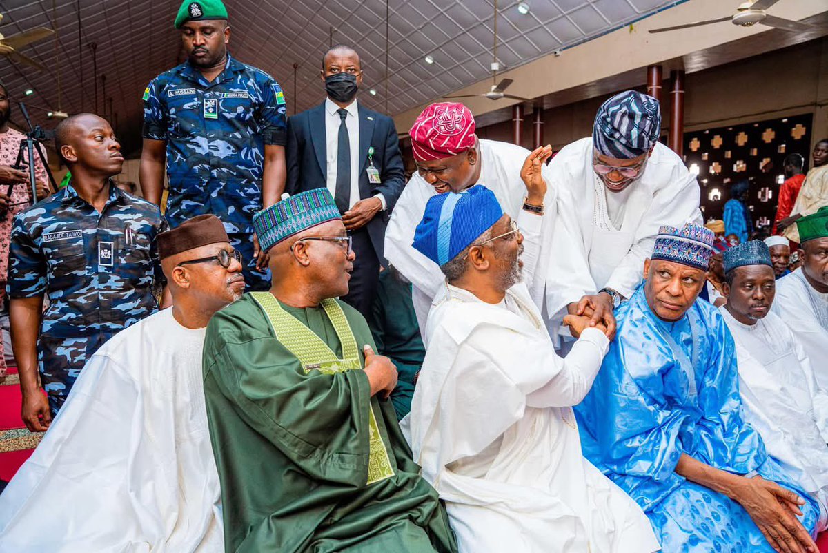 Sen_AdeolaYAYI's tweet photo. I joined the Speaker of HoR, Rt. Hon. Tajudeen Abbass, Rt. Hon @femigbaja, the COS President, Ogun State Governor, @DapoAbiodunCON and other top parliamentarians to pay last respect for late Hon. Adewunmi Oriyomi Onanuga, the Deputy Chief Whip of the HoR at her Salat- Al-Janazah. https://t.co/q27sRgDr9N