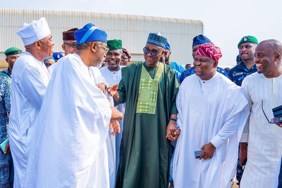Sen_AdeolaYAYI's tweet photo. I joined the Speaker of HoR, Rt. Hon. Tajudeen Abbass, Rt. Hon @femigbaja, the COS President, Ogun State Governor, @DapoAbiodunCON and other top parliamentarians to pay last respect for late Hon. Adewunmi Oriyomi Onanuga, the Deputy Chief Whip of the HoR at her Salat- Al-Janazah. https://t.co/q27sRgDr9N