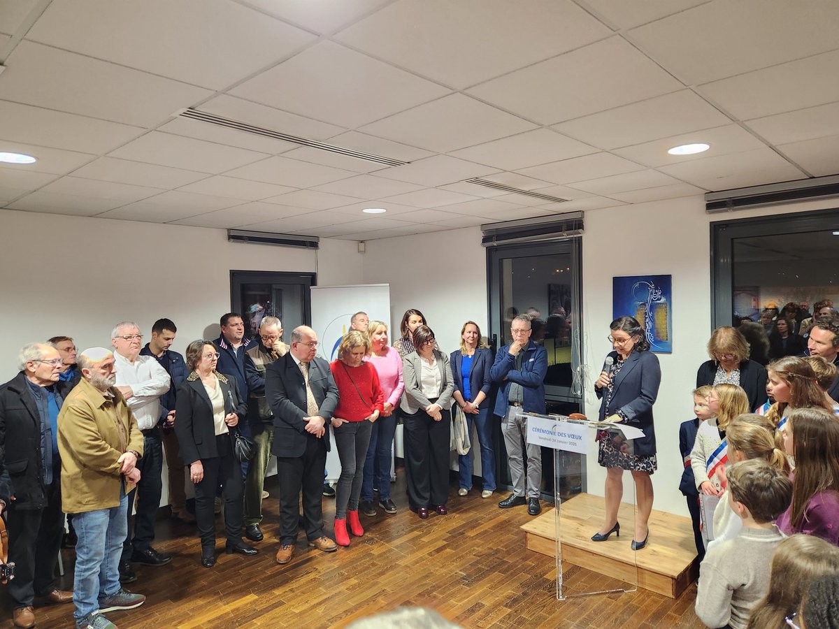 VincentDecorde's tweet photo. Ce soir à Saint Léger du Bourg Denis, pour les vœux de la municipalité, en présence de @NicolasMayerNMR. Merci à Sophie Boucquiaux, maire pour son invitation. https://t.co/6UmfrH2XWW