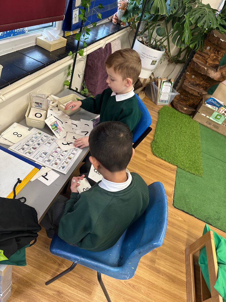 BentleyWestWS2's tweet image. When the children choose to apply
their knowledge from RWI into continuous provision! #BWreception 📚