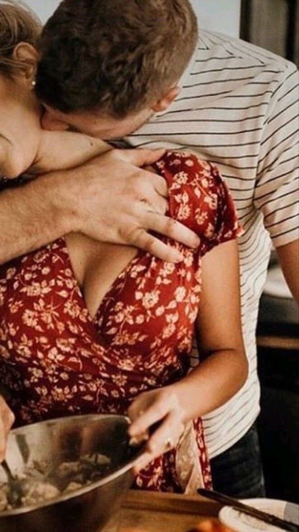 Teninin
Kokusuyla tadini
bir arada yutmak kadar büyük bir zevk-i sefâm olmadi.
Sirr ifsâ olmus bir iksir gibiydi bu.
Ve ben,
O gün bugün boynundan öpmeyi cigerime bayram sayiyorum.