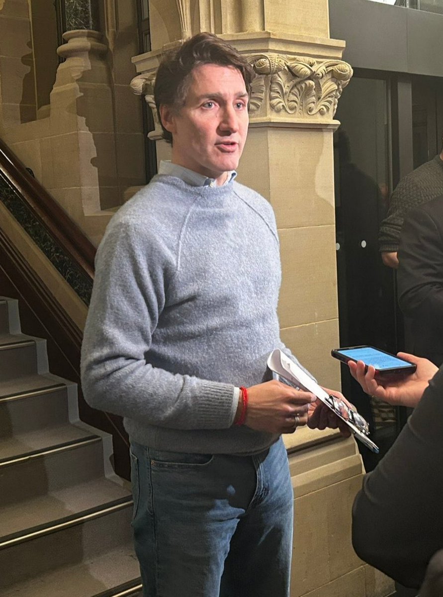 Bratt_world's tweet photo. The dude wearing his shirt backwards, accidentally threatened to tariff a 100% Canadian ketchup company 🤣 https://t.co/MIUPGfEAmw