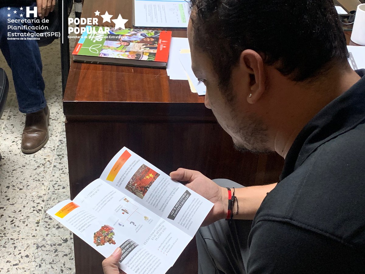 PoderPopularhn's tweet photo. 🔴⚫️ Como parte de la gira de trabajo en la zona atlántica, la Delegación del @PoderPopularhn llevó a cabo una reunión con el Director Regional del Instituto de Conservación Forestal (ICF) en La Ceiba, Jorge Lenín Gutiérrez. 

✊🏻🔥 Refundar #Honduras ¡SÍ ES POSIBLE! https://t.co/5wAFylLqXN