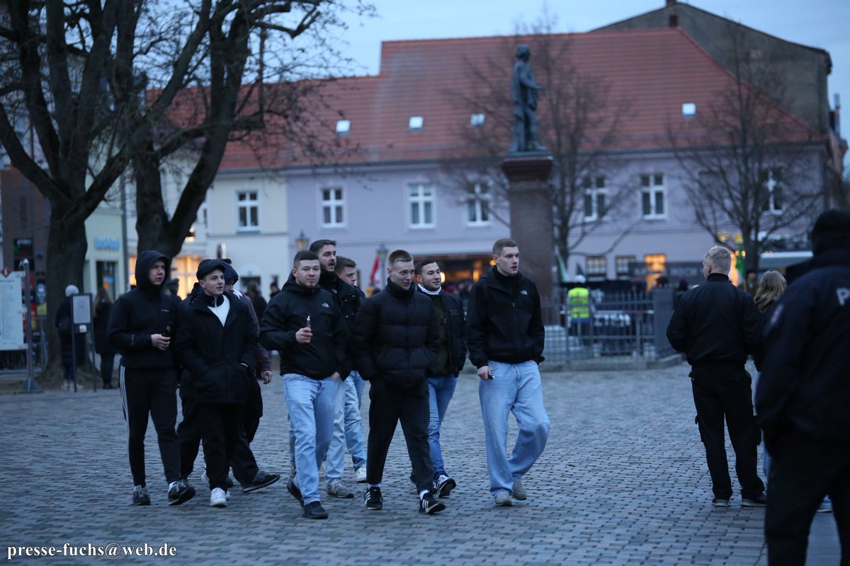 Pressefuchs_Brb's tweet photo. 1/4 In #Neuruppin kamen heute zum Winterfest der #AfD / #noAfD #Brandenburg rund 150 Personen. Unter dem Motto "Zeit für Remigration" hat die extrem rechte #Partei im Rahmen des #Bundestagswahl|kampfes 10 Veranstaltungen in BB angekündigt.

74 Fotos hier: https://t.co/7EcG96mMYf https://t.co/Oi1uNTIyKN