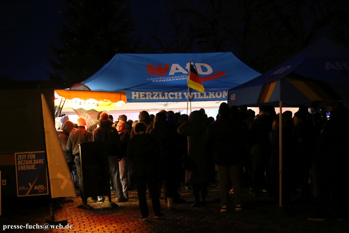 Pressefuchs_Brb's tweet photo. 1/4 In #Neuruppin kamen heute zum Winterfest der #AfD / #noAfD #Brandenburg rund 150 Personen. Unter dem Motto "Zeit für Remigration" hat die extrem rechte #Partei im Rahmen des #Bundestagswahl|kampfes 10 Veranstaltungen in BB angekündigt.

74 Fotos hier: https://t.co/7EcG96mMYf https://t.co/Oi1uNTIyKN