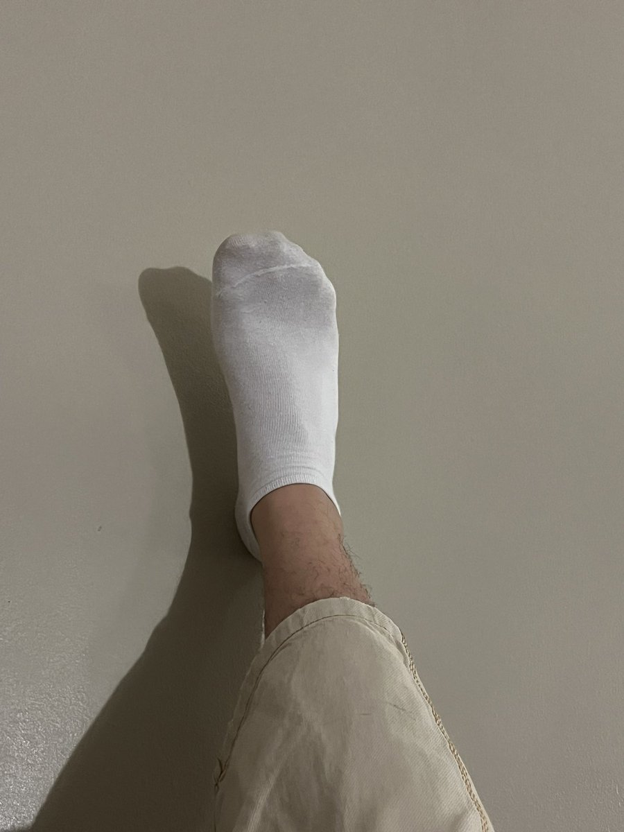 Quelle petite chienne pour me lécher les pieds après toute la journée ? #master #moneyslave #feet #bi #gay