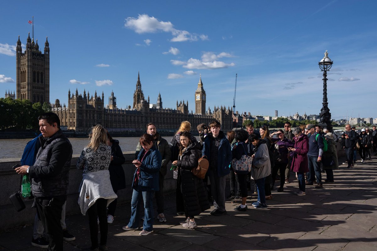rubynaldrett's tweet image. a queue has formed in london to pay tribute to wrongly banished faithful alexander #TheTraitors
