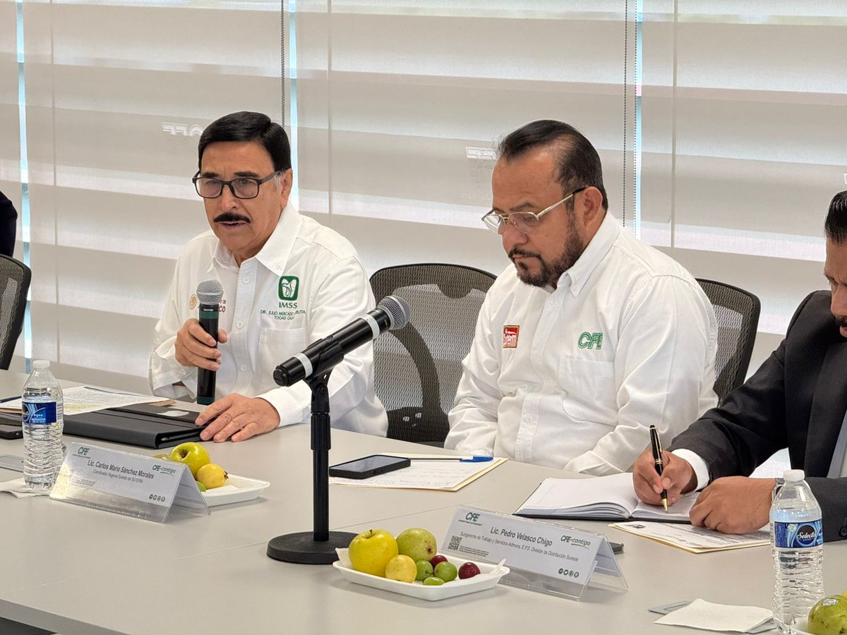 IMSS_Oaxaca's tweet photo. El titular del #IMSSOaxaca, Dr. Julio Mercado, junto a la titular del #CAOD Maria Dolores e integrantes del Cuerpo de Gobierno, sostuvieron la 1ra Reunión Tripartita Estatal 2025 CFE-IMSS-SUTERM, con la finalidad de dar seguimiento en los procesos de atención médica. https://t.co/BseuIknaEj