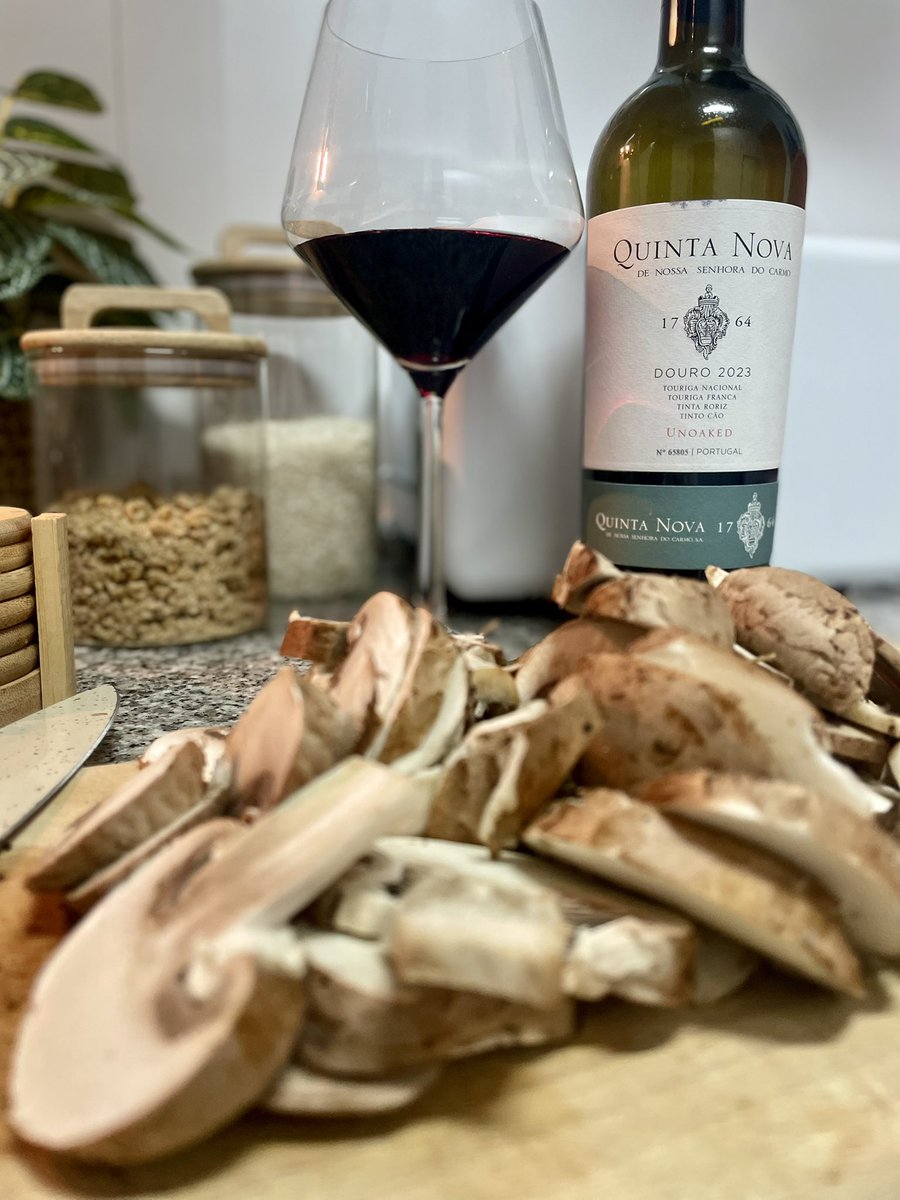 Et7r4's tweet photo. #WineLovers #QuintaNova #Mushrooms #Risotto #Fridays #Chilling #WeekEndVibes 🖤 https://t.co/urBVUguBCf