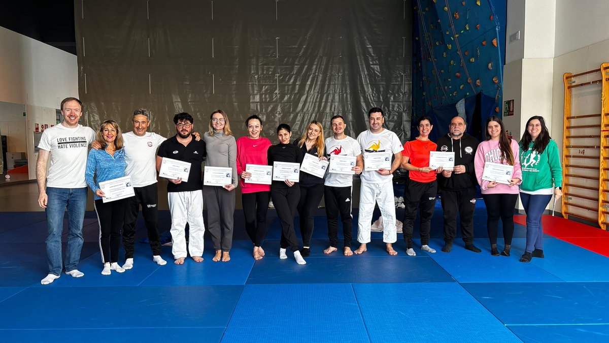 PeopleBronx's tweet photo. 🥋Judo Beyond Boundaries: Social Inclusion through Safe Falls &amp; Imagination Games🥋 

👩‍🎓🧑‍🎓Graduation Day! 🎉Thank you, Universidad de Sevilla!🇷🇴🇪🇦

#ErasmusPlus #EC #ANPCDEFP #BronxSportClub #FALLIMAG4JUDO #UniversidadDeSevilla #FujiClub https://t.co/9XcgDUCIhf