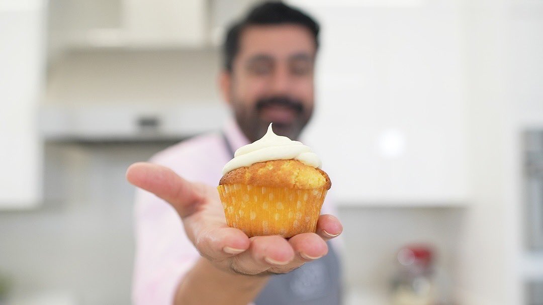 ChefJohnMotta's tweet photo. 🧁 ¡No te pierdas mi receta de cupcakes fáciles y rápidos! ✨ Súper sencillos de hacer y perfectos para disfrutar en cualquier momento.
¡Dale un vistazo al video completo en el primer comentario! 👇🎥
#CupcakesFáciles #RecetasCaseras #PostresDeliciosos #CocinaConAmor https://t.co/Eyttiz1XYR