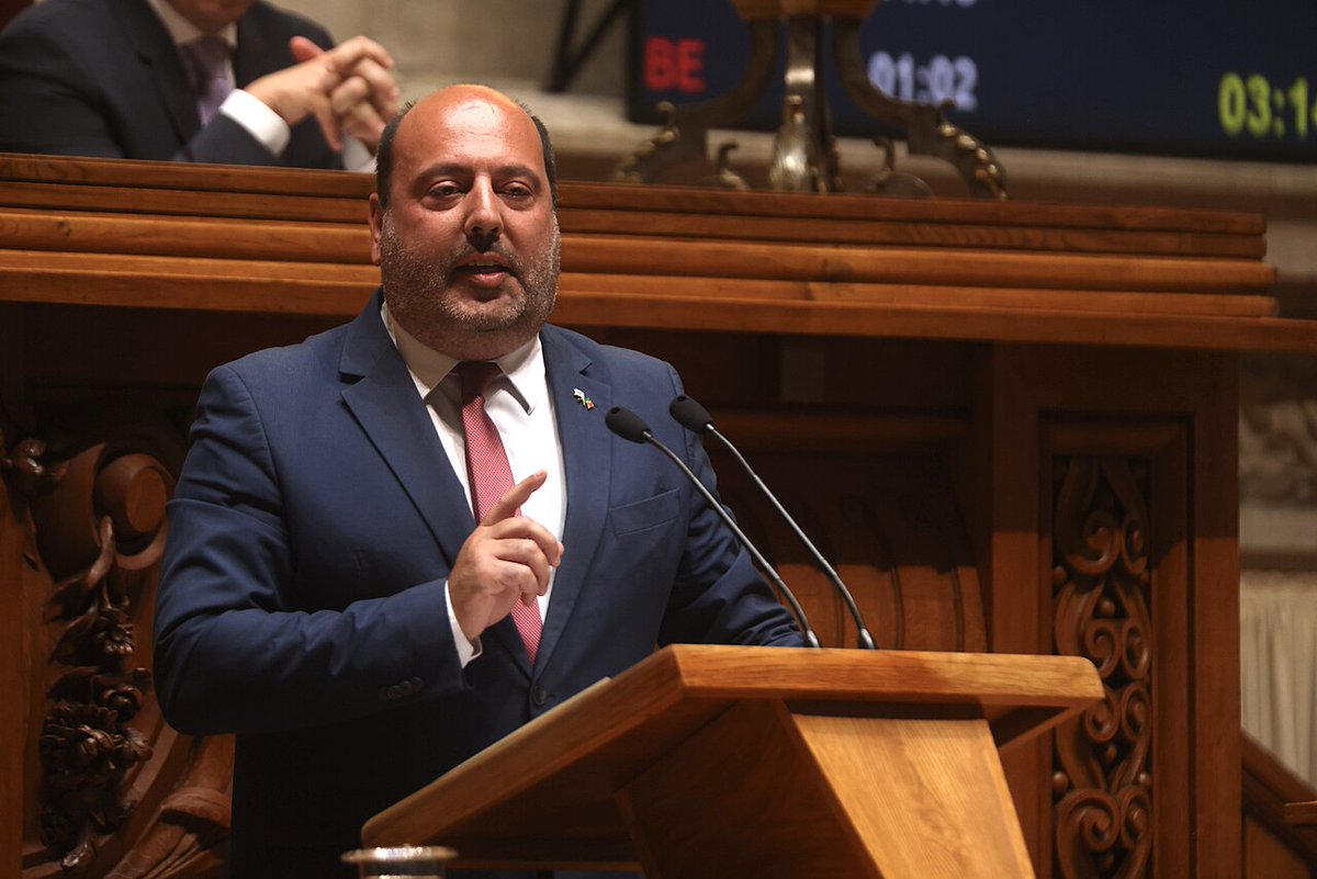 O problema da javardice é habituarmo-nos a ela.
O deputado Pedro Pinto cometeu hoje, no plenário do Parlamento, um muito provável crime de ameaça (art.º 153 do Código Penal), punido com prisão até um ano. Fê-lo em nome do seu grupo parlamentar, que não o repudiou. 1/2