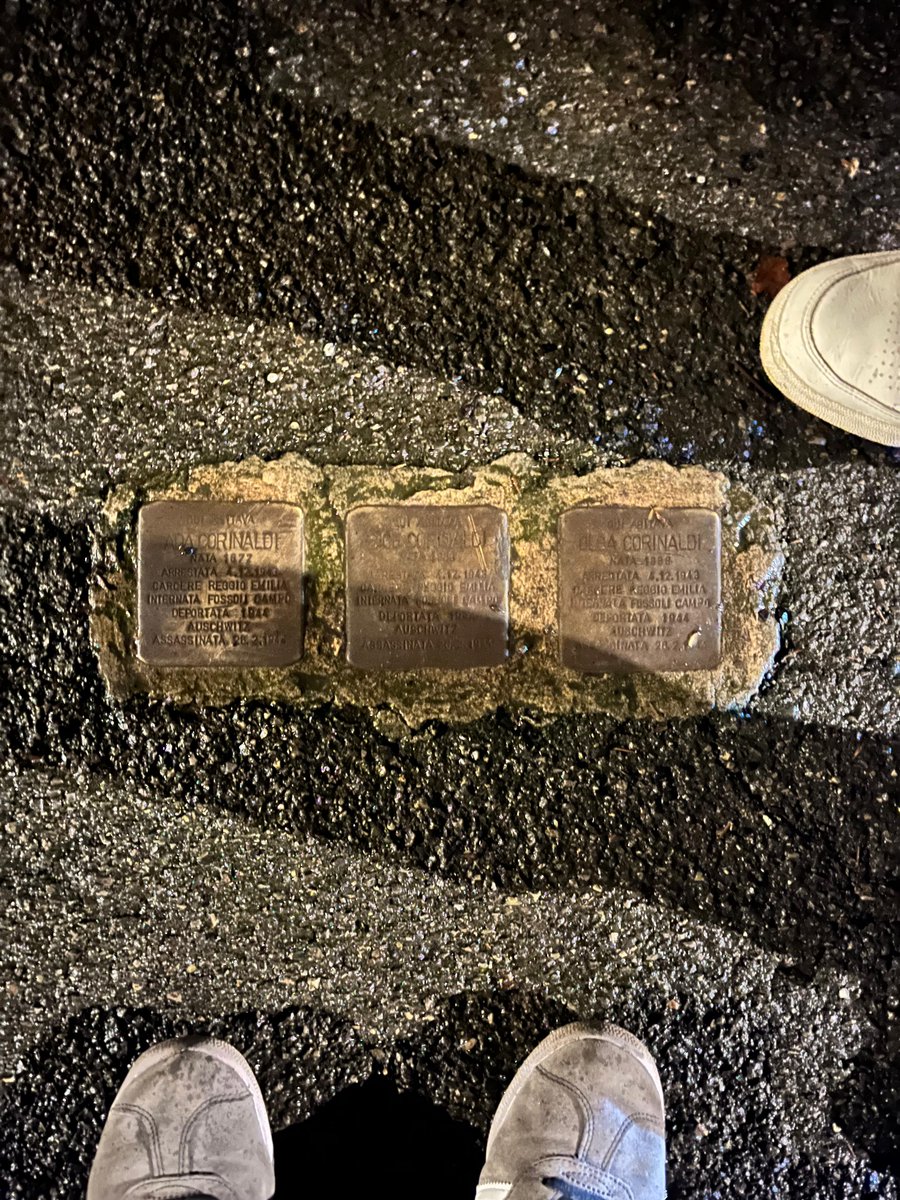 Ieri sera Niccolò e Mariachiara in via Montegrappa per omaggiare le pietre d'inciampo per le tre sorelle Corinaldi. Grazie!
#stolpersteine