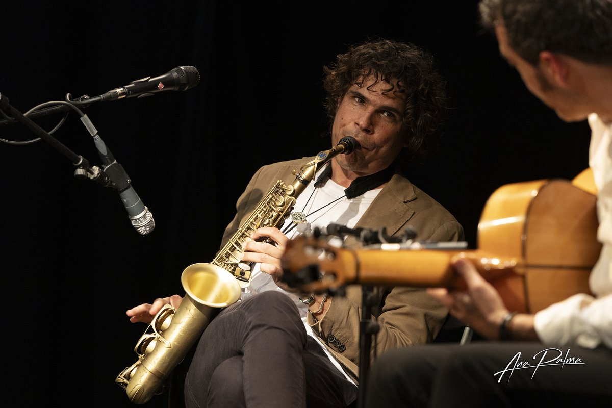 gudari's tweet photo. Algunos de los momentos que recogió con su cámara nuestra querida @anapalma_foto durante el concierto de Antonio Lizana y José Manuel León el pasado jueves en la #salasandaru https://t.co/9RUmrA2jBO