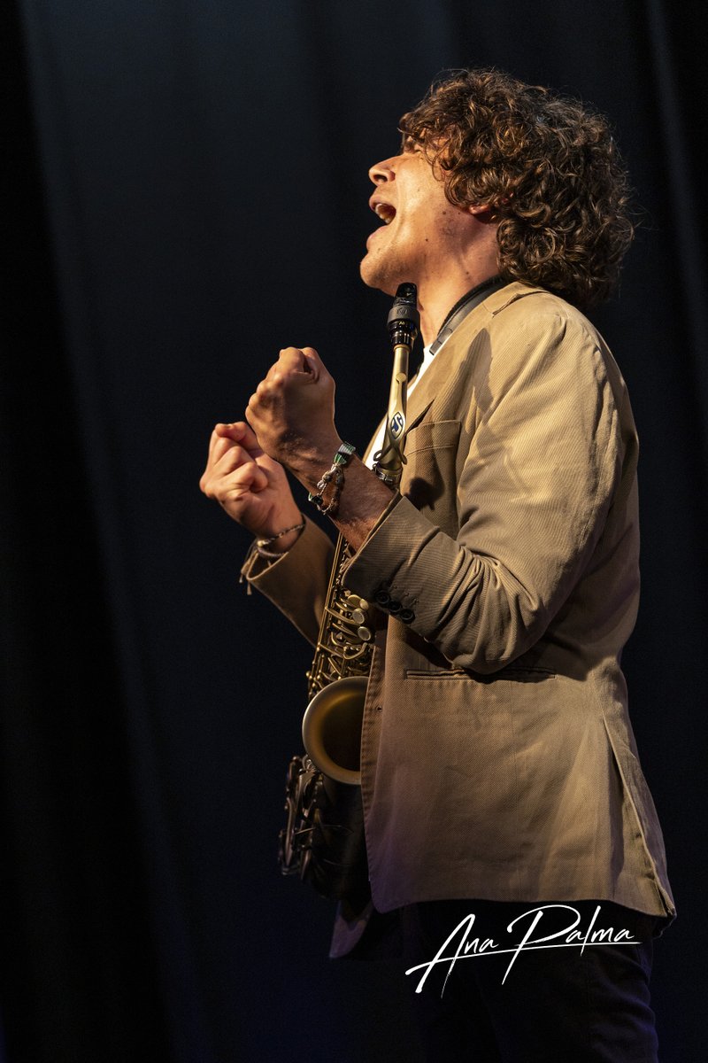 gudari's tweet photo. Algunos de los momentos que recogió con su cámara nuestra querida @anapalma_foto durante el concierto de Antonio Lizana y José Manuel León el pasado jueves en la #salasandaru https://t.co/9RUmrA2jBO