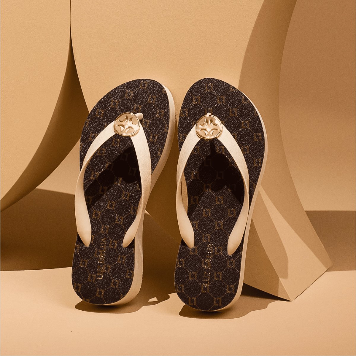 luzdalua's tweet photo. Não diga adeus à elegância em composições descontraídas. Aposte no chinelo em Monograma e brilhe em todos os momentos. 📷

Conheça as  novidades:
https://t.co/LeM0ztwYTG https://t.co/vxt4bXBjDt