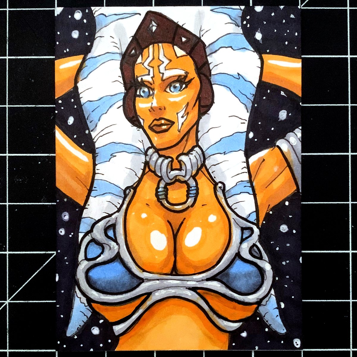 DHGSketchcards's tweet photo. Star Wars Ahsoka Tano sketch card. 1 of 1. #starwars #Ahsoka #ahsokatano 

Only one available.

https://t.co/sTcBhBbI0c https://t.co/JuMb55ORtS