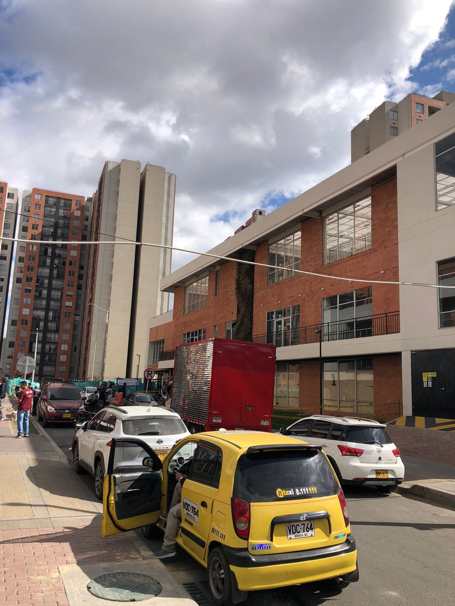 apple_jomaster's tweet photo. @SectorMovilidad Buenos días 

Por favor nos ayudan levantando estos vehículos en estado de abandono dirección calle 16f 99 72 fontibon . Gracias . Hicieron la labor en la mañana y ya a la hora volvemos a tener la problemática de no acceso a la copropiedad https://t.co/ADYvhKhkQ9